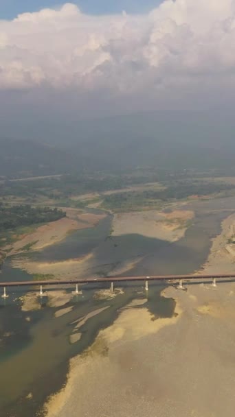Dron Aéreo Río Poco Profundo Valle Montañoso Durante Estación Seca — Vídeos de Stock