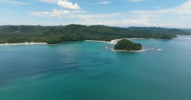 Güzel kumlu sahili ve mavi denizi olan sahil şeridi. Sabah, Borneo, Malezya.