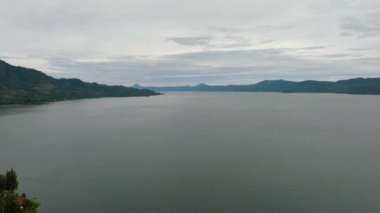 Toba Gölü ve Samosir Adası kıyıları. Tropik bir manzara. Sumatra, Endonezya.