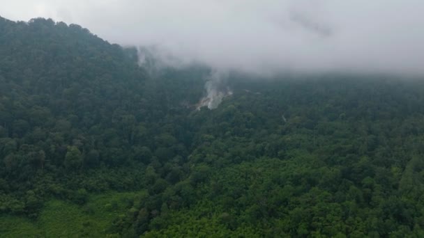 Aktif Sibayak Yanardağının Yamacı Orman Tropikal Orman Arasında Tropiklerdeki Dağ — Stok video