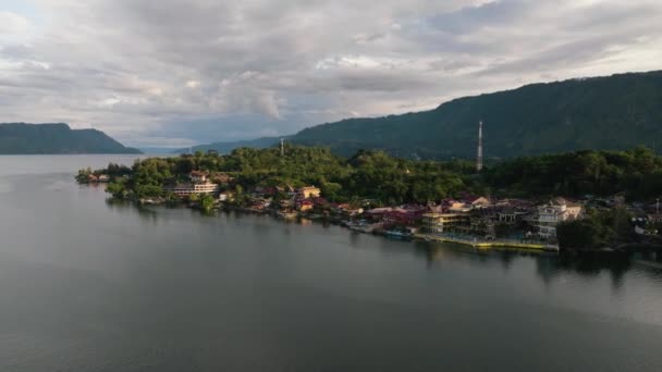 Desa Kretutuk Dengan Hotel Yang Terletak Pulau Samosir Danau Toba — Stok Video