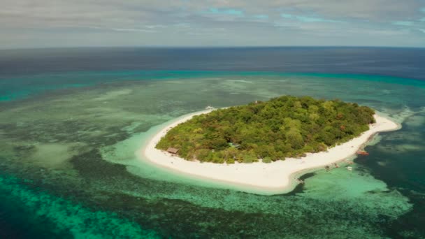 Île Tropicale Mantigue Plage Sable Entourée Atoll Récif Corallien Mer — Video
