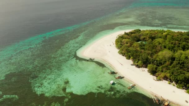 上からサンゴ礁に囲まれた美しい砂浜の環礁にある小さな熱帯の島 熱帯の島とサンゴ礁 夏と旅行休暇のコンセプト カミギン フィリピン ミンダナオ — ストック動画