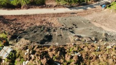 İşçiler dağın yamacını metal ağlarla güçlendirerek kayaların düşmesini ve toprak kaymasını önlüyor. Heyelan önleyici beton duvar inşa eden işçiler kayalara karşı koruma sağladılar