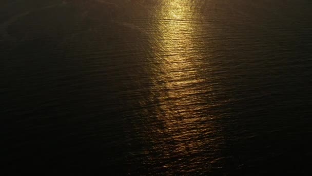 Odbite Słońce Powierzchni Wody Widok Góry Zachód Słońca Nad Powierzchnią — Wideo stockowe