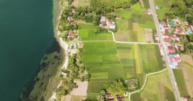 Samosir Adası 'ndaki tarım arazisinin insansız hava aracı. Sumatra. Endonezya.