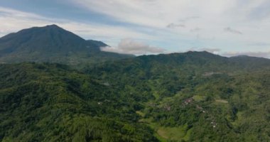 Tropik bölgelerdeki dağların ve tarlaların hava aracı. Bukittinggi, Sumatra. Endonezya.