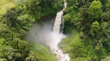 Yavaş çekimde şelalede. Telun Berasap Şelalesi yağmur ormanlarında. Sumatra, Jambi, Endonezya.