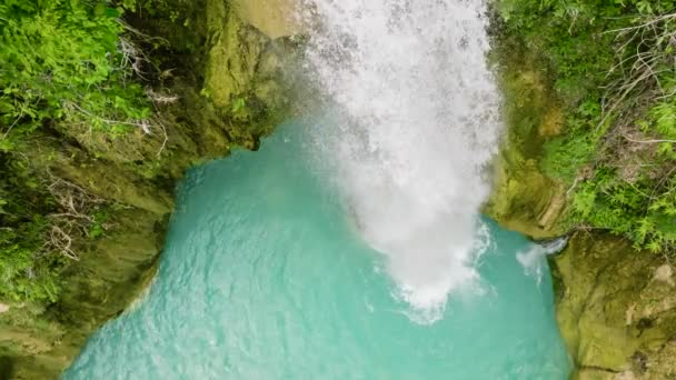 スローモーションでジャングルの中の滝の空中ドローン 熱帯雨林のInambakan滝 フィリピンのセブ — ストック動画