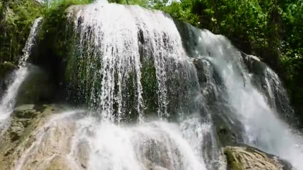 Waterval Tussen Tropische Jungle Met Groene Planten Bomen Slow Motion — Stockvideo