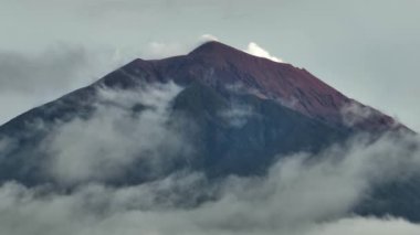 Kerinci Dağı Batı Sumatra, Endonezya 'daki en yüksek aktif volkandır..