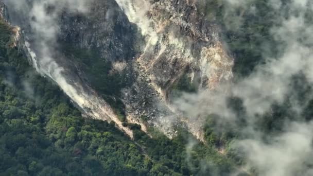 Yağmur Ormanları Arasında Duman Gazlarla Sibayak Volkanının Havadan Görünüşü Sumatra — Stok video