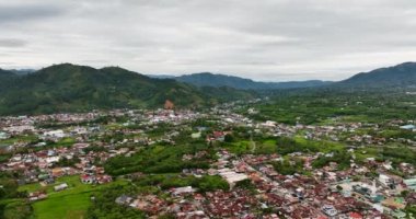 Dağların ve tarlaların arasında bir kasaba. Takengon, Sumatra. Endonezya.