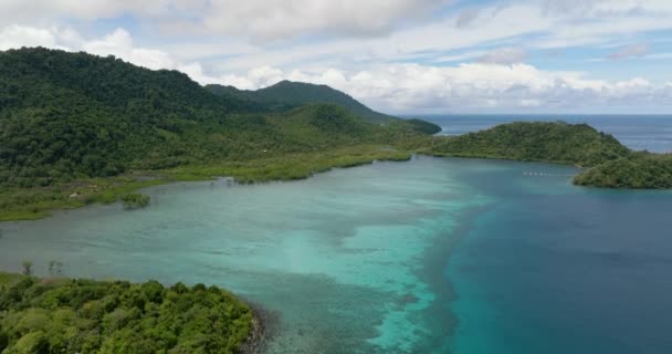 熱帯のラグーンと熱帯の島々や湾 ああ島だ インドネシア — ストック動画