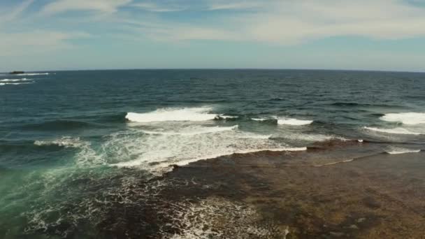 Место Серфинга Серферами Волнах Закате Острове Сиаргао Облако Филиппины Вид — стоковое видео