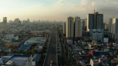 Manila şehri, Asya 'nın en büyük metropolü gökdelenleri ve modern binaları var. Seyahat tatili kavramı.
