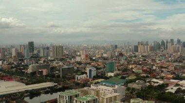 Manila şehrinde gökdelenler, modern binalar ve Makati iş merkezi, hava aracı. Seyahat tatili kavramı.