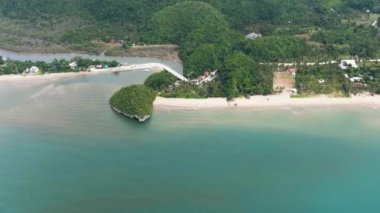 Güzel kumlu sahili ve mavi denizi olan hava manzarası. Sugar Beach. Sipalay, Zenciler, Filipinler.