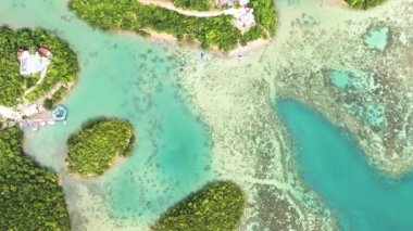 Blue Bay 'deki adalar. Turkuaz suyu olan tropik bir göl. Sipalay, Zenciler, Filipinler.