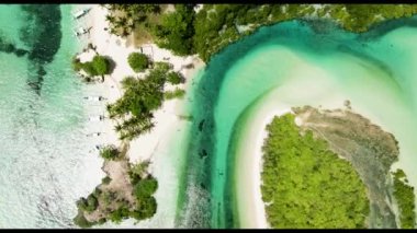 Turkuaz suyu olan güzel bir deniz manzarası sahili. Balidbid Gölü, Bantay Adası, Filipinler.