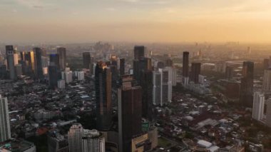 Jakarta şehir merkezinin gün batımında gökdelenli görüntüsü. Şehir manzarası. Endonezya.