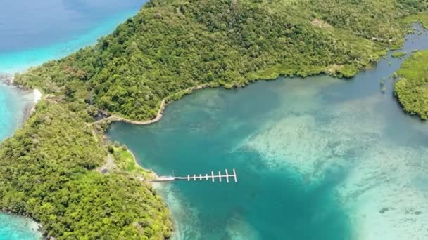 島の間にターコイズブルーの水を持つラグーンと湾 ああ島だ インドネシア — ストック動画