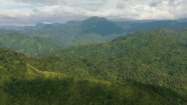 Dağ Sıralarında Dağ Yamaçlarında Yağmur Ormanları Olan Insansız Hava Aracı — Stok video