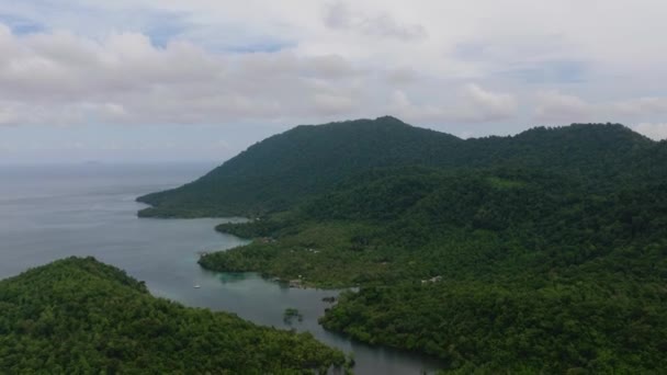 Drone Aéreo Ilha Weh Com Selva Mar Azul Aceh Indonésia — Vídeo de Stock