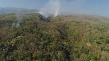 Yamaçlardaki hava manzaralı orman dumanı. Endonezya 'nın tropikal ormanlarında vahşi bir yangın. Güneydoğu Asya 'da doğal afet yangını