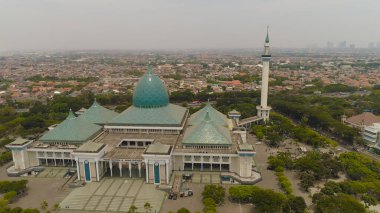 Surabaya şehir manzaralı camii Al Akbar, karayolu, gökdelenler, binalar ve evler. Endonezya 'nın Surabaya kentindeki Al Akbar camii. Java adasında minareleri olan güzel bir cami.