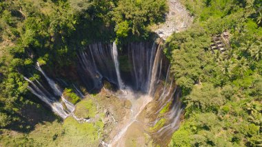 Endonezya 'da, Java' da havadan bakıldığında Coban Sewu. Drone Tumpak Sewu tarafından Tropikal Ormanda Şelale