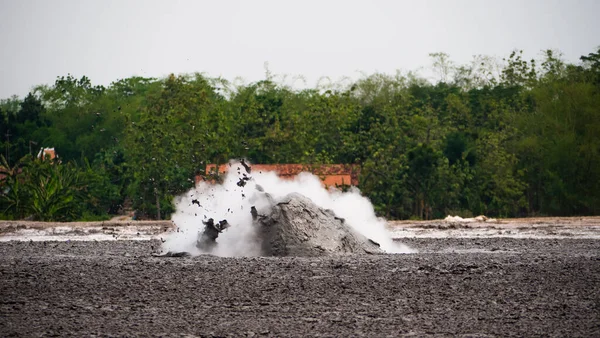 具有破裂气泡的泥火山开凿了库武 火山高原有地热活动和间歇泉 缓慢运动的印度尼西亚爪哇 火山景观 — 图库照片