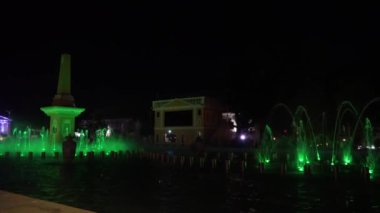 Renkli ışıklandırmayla dans eden fıskiyelerin gösterisi. Vigan şehri, Ilocos Sur, Filipinler. Seyahat tatili kavramı.