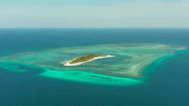 旅游理念 热带岛屿上的一个环礁 美丽的沙滩旁边的珊瑚礁从上方 加尼莫兰岛和珊瑚礁 暑假和旅行假期的概念 — 图库视频影像