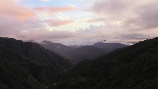 Picos Montaña Las Nubes Atardecer Colinas Valle Montaña Durante Puesta — Vídeos de Stock