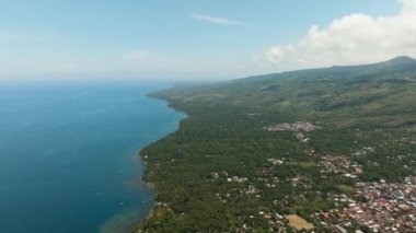 Plajları ve otelleri olan Bali kıyıları. Endonezya.