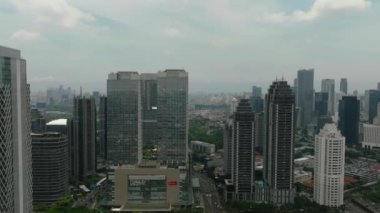 Jakarta, Endonezya - 11 Ekim 2022: Jakarta şehir merkezinin gökdelenli manzarası.