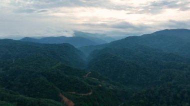 Tropiklerde gün batımında dağların ve ormanın en güzel manzarası. Bukit Lawang. Sumatra, Endonezya.