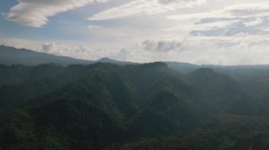 Yağmur ormanları ve ormanlarla kaplı dağ yamaçlarının havadan görünüşü. Sumatra, Endonezya.