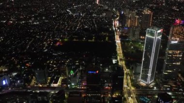 Jakarta, Endonezya - 11 Ekim 2022: Jakarta 'daki gökdelenler ve modern binalar gece görüş açısına sahipler.
