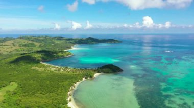 Turkuaz bir gölü ve kumsalı olan tropikal bir ada. Caramoan Adaları, Filipinler. Güzel adalar, yukarıdan manzara. Yaz ve seyahat tatil konsepti.