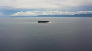 Tropikal adanın kumlu havadan görünüşü. Yaz ve seyahat tatili konsepti. Rosa Adası, Filipinler.