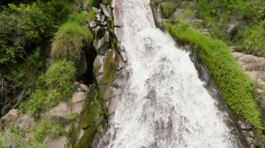 Yağmur ormanlarında şelalenin insansız hava aracı. Efrata Şelalesi ağır çekimde. Sumatra. Samosir, Endonezya.