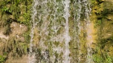 Tropik dağ ormanlarındaki Şelale manzarası. Niludhan Şelalesi ağır çekimde. Zenciler, Filipinler.