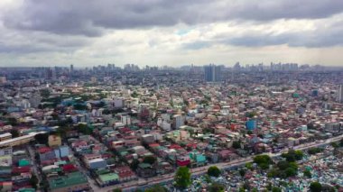 Manila, Filipinler 'in başkenti. Gökdelenleri, sokakları ve binaları var. - Hava aracı. Seyahat tatili kavramı.