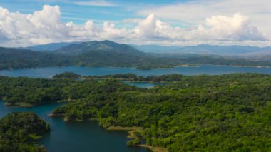 Yeşil tepeleri ve manzarası olan güzel bir manzara. Tepelerin arasındaki Azure Pantabangan Gölü. Dağlardaki göl. Filipinler, Luzon.