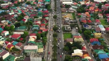Manila 'nın banliyölerinde trafik ve insansız hava aracı olan bir otoyol. Manila 'da yoğun gelişim gösteren bir yerleşim yeri. Seyahat tatili kavramı.