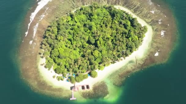 Vista Aérea Isla Tropical Con Una Playa Pulau Dua Sumatra — Vídeo de stock
