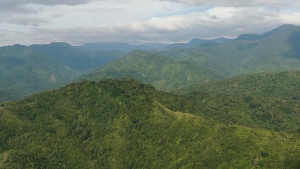 山の範囲と熱帯雨林と山の斜面 インドネシアのスマトラ島 — ストック動画