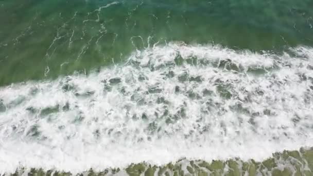 海浪从无人机上看到 海滩上的海浪 海滩和海浪 从顶部看 暑假和旅行度假的概念 蓝海和沙滩 — 图库视频影像